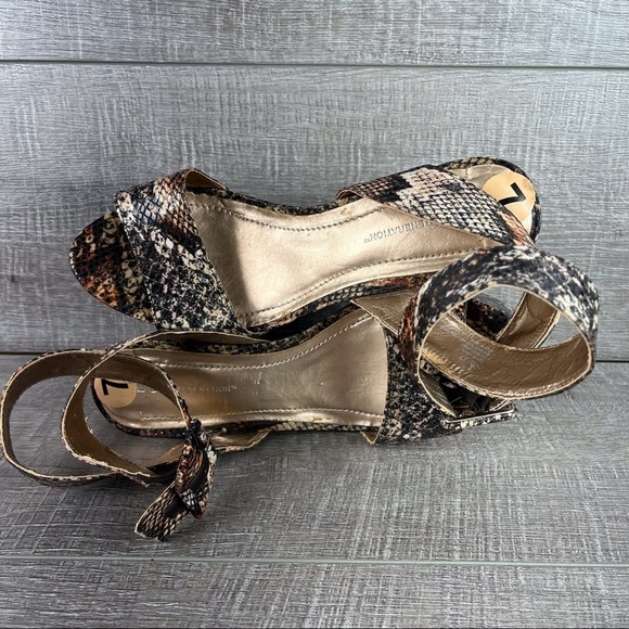BCBG sz 7 Lee snakeprint platform wedge sandals ankle strap - Picture 7 of 13